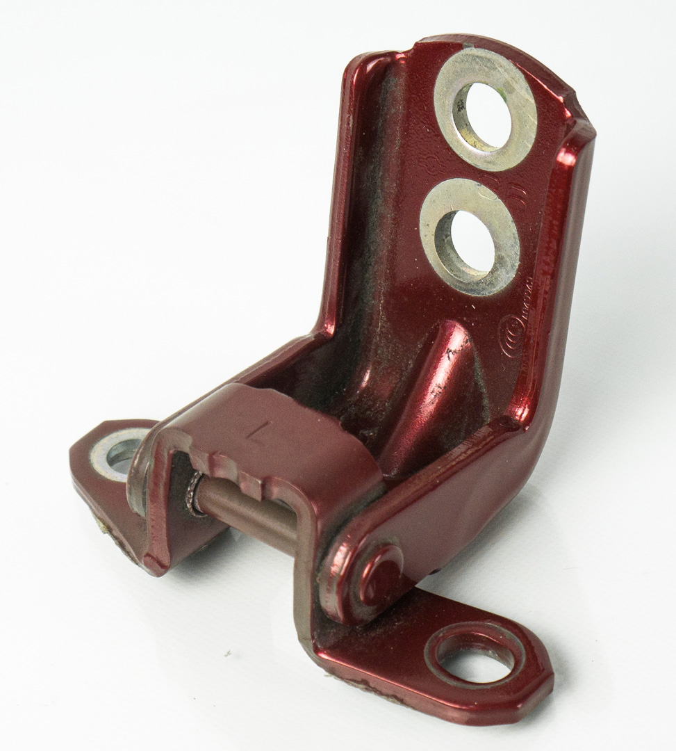 Петля двери задн. нижняя лев NISSAN LEAF (10-18) 82421-AG000 /82421-3NA0A