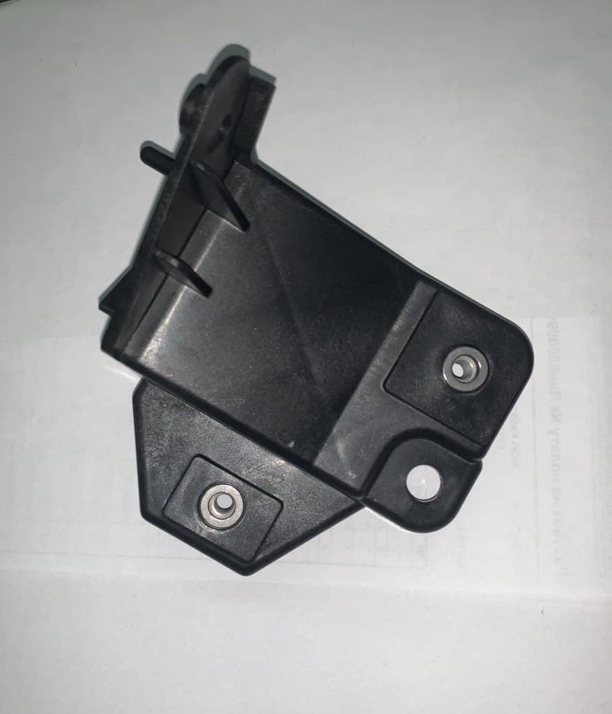 Кронштейн крепления бампер/фара, левый TESLA MODEL SR 1061331-00-B