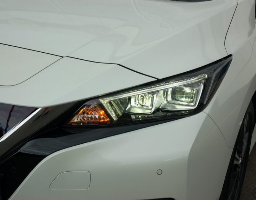 nissanleaf_ZE1_lights.jpg