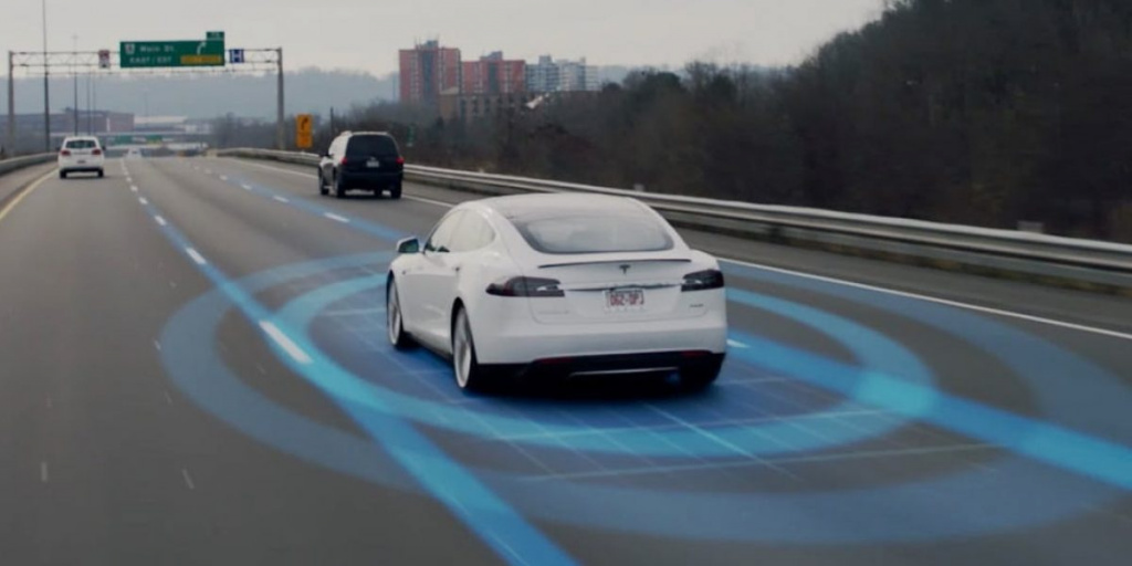 Tesla_autopilot_4.jpg