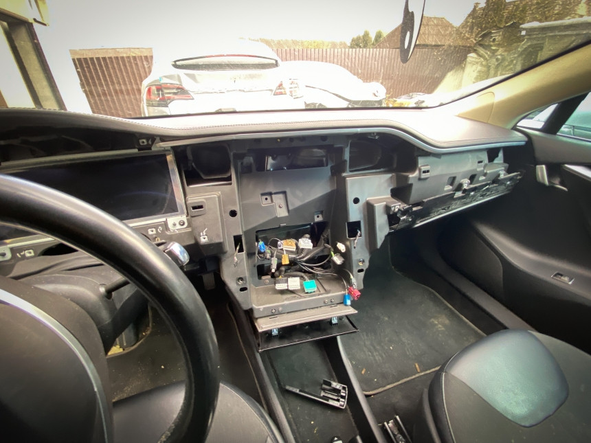 Tesla_service_3.jpg Tesla_service_3.jpg