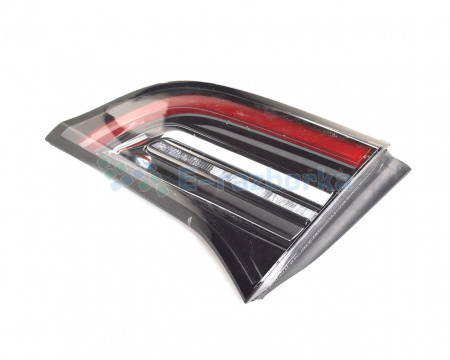 Фонарь задний правый внутренний в крышку багажника TESLA MODEL 3